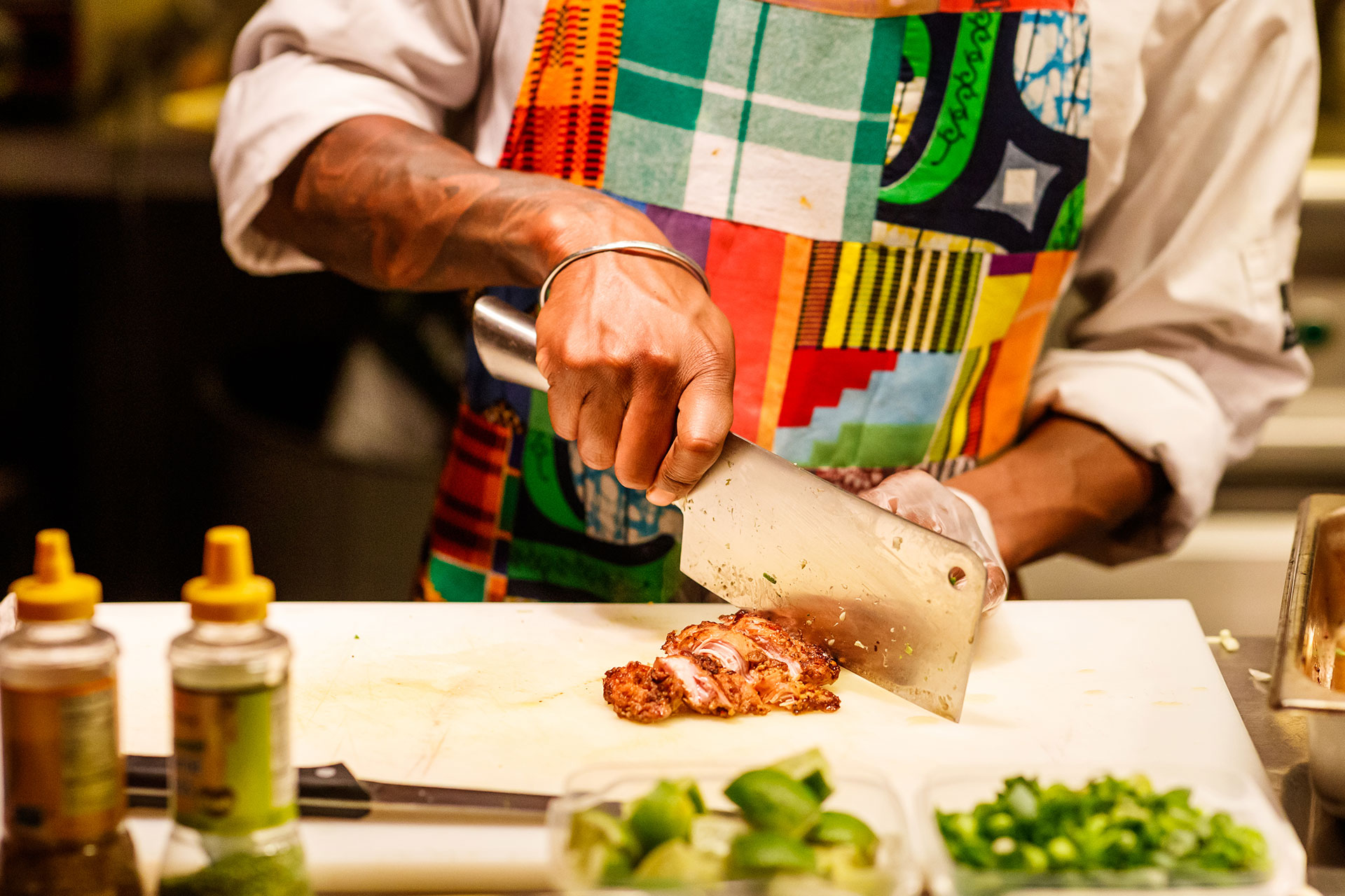 Caribische festival eettafel met blije gasten